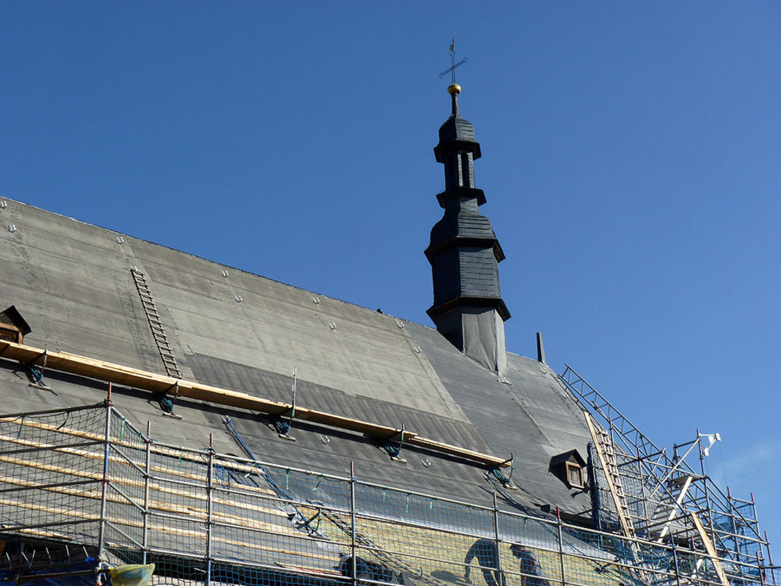 Dacharbeiten an St. Crescentius (Foto: Karl-Franz Thiede)